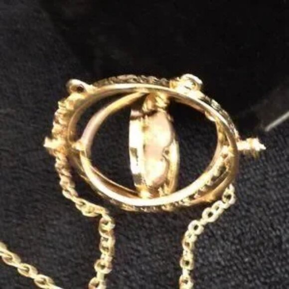 Harry Potter Jewelry - Hermoine Time Turner Magical Hourglass Necklace - Picture 3 of 8